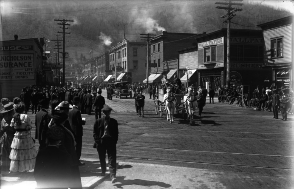 The procession
                                            delivering Clarence
                                            Dahlquist's remains to the
                                            Northern Pacific Depot, July
                                            4, 1916